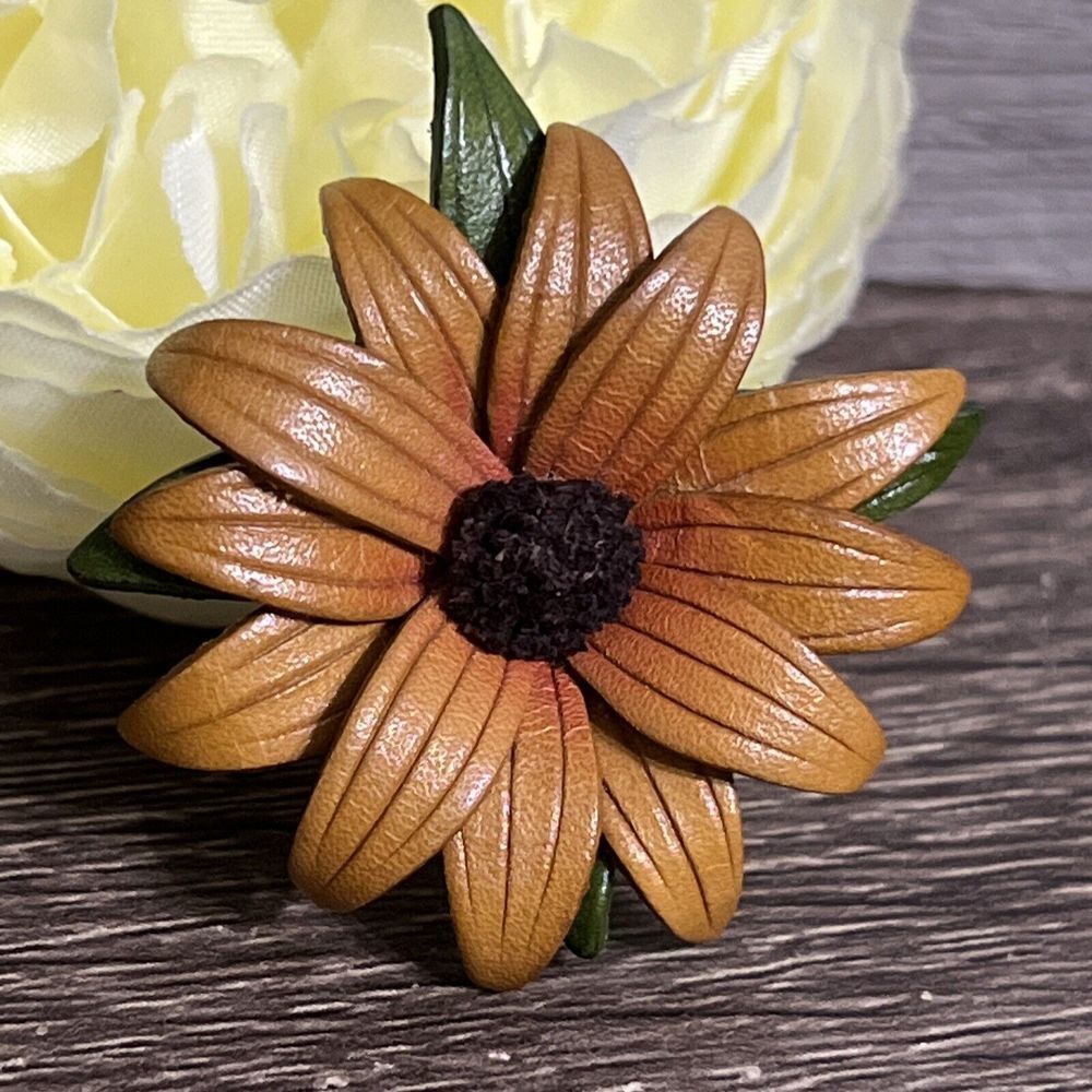 Leather Daisy Pin - Picture 3 of 5